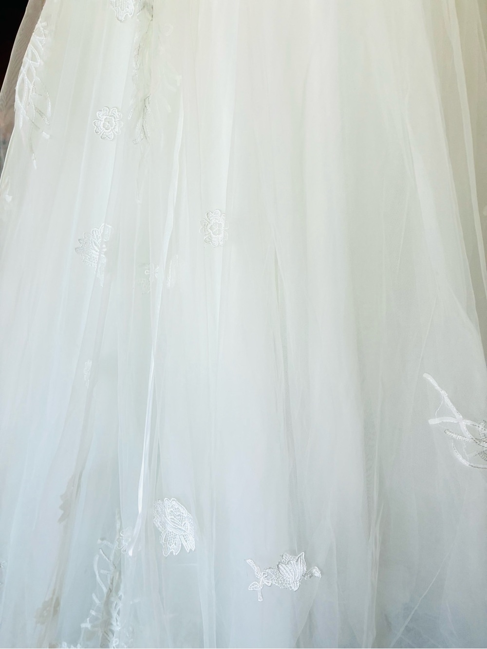 Size M Stunning Lace Wedding Gown - Picture 11 of 16